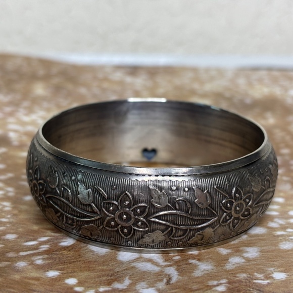 Vintage Silver Tone Metal Floral Stamped Bangle Bracelet - Picture 3 of 8